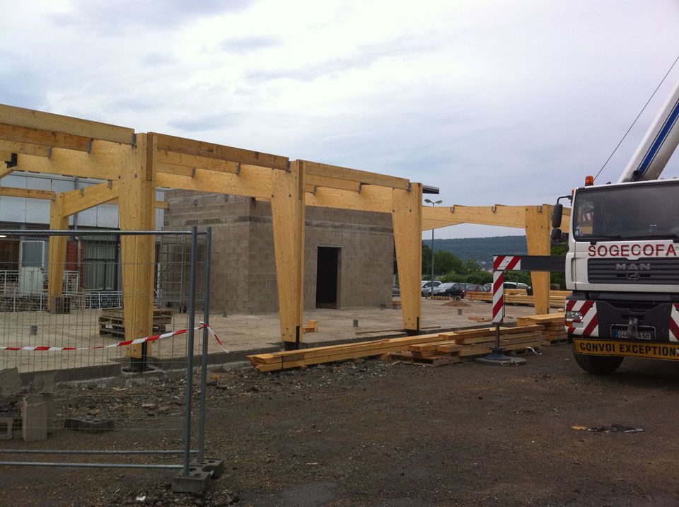 Installation d'une charpente en lamelles collées pour des locaux