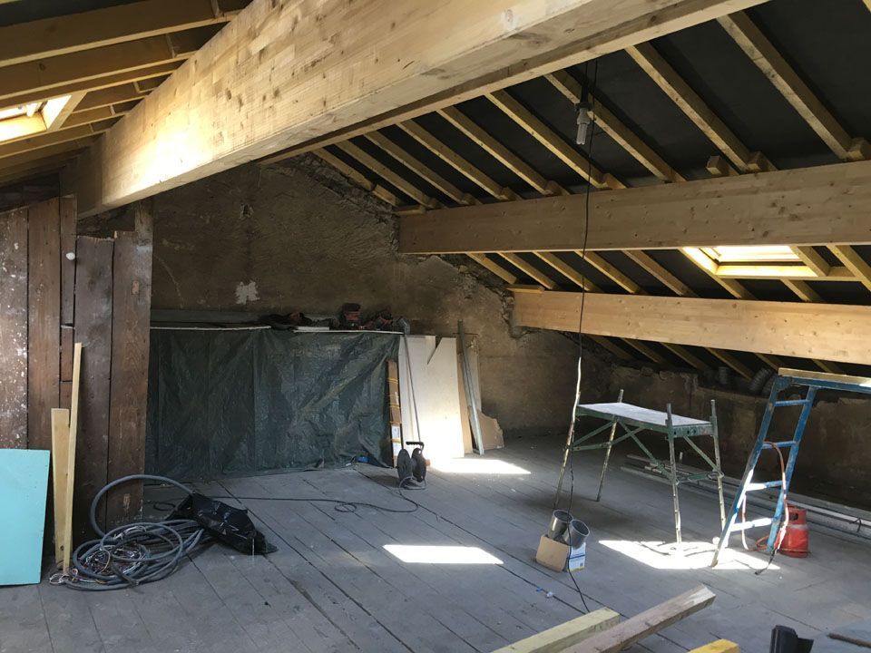 Vue depuis les combles d'une charpente classique avec isolation sous un autre angle