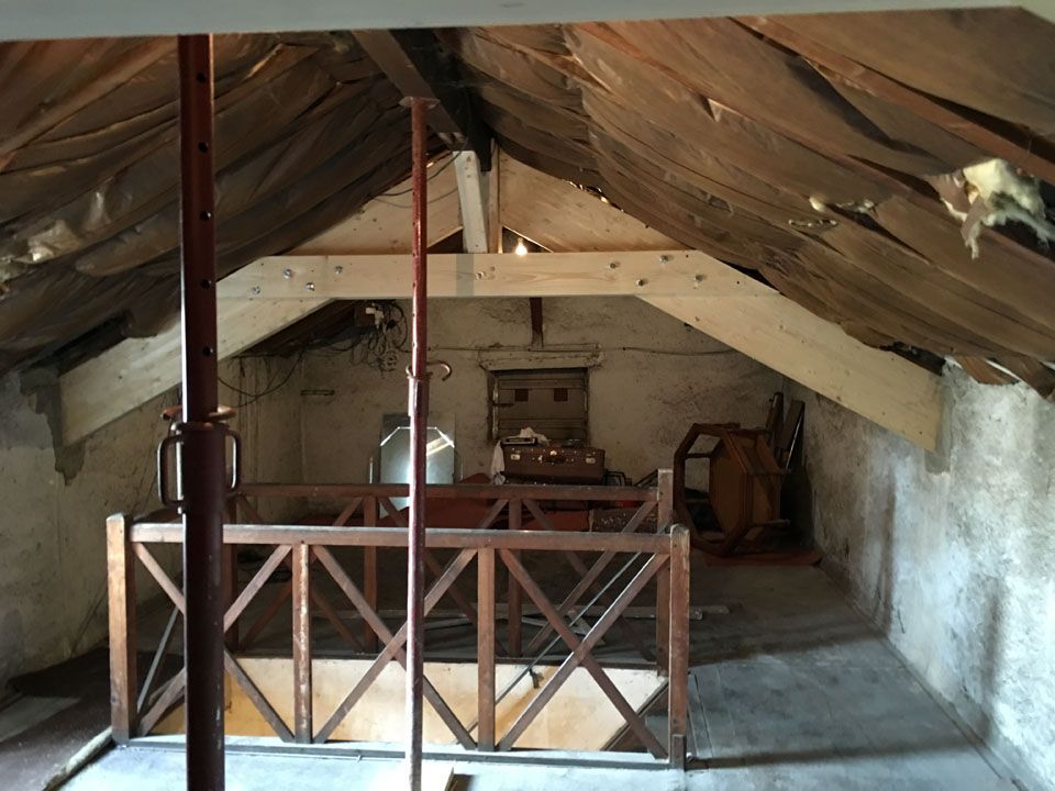Vue depuis les combles d'une charpente classique avec isolation