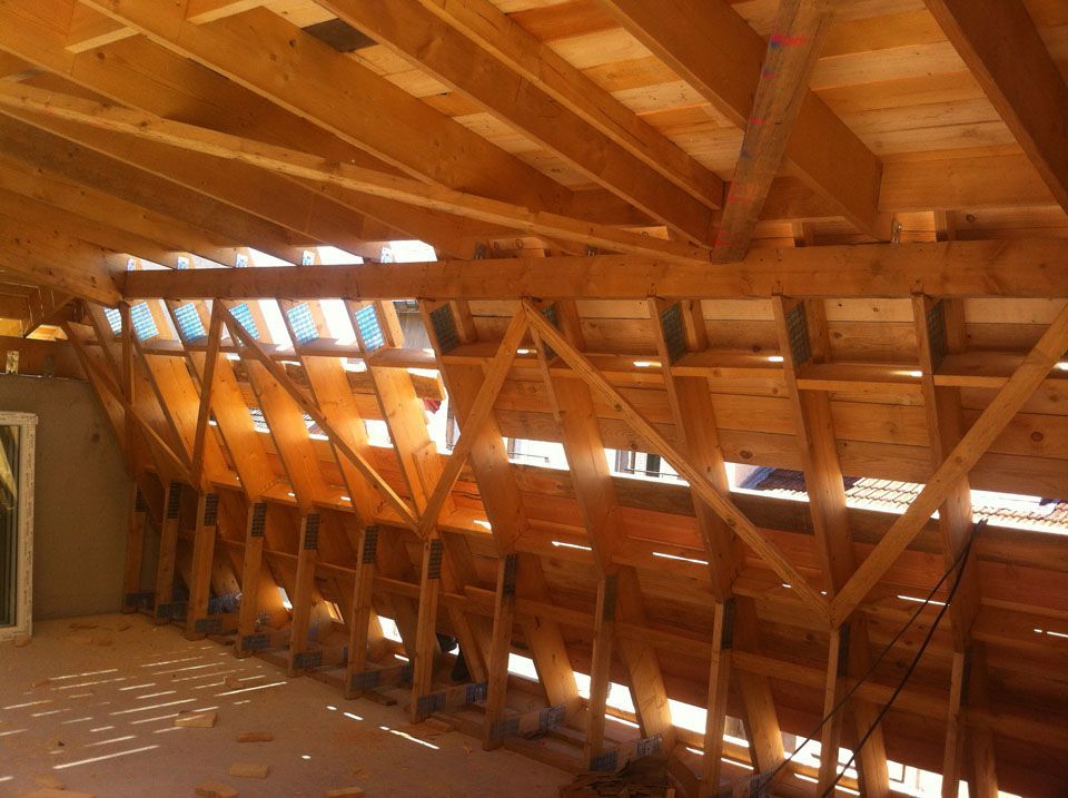 Vue depuis les combles d'une charpente à forme spécifique