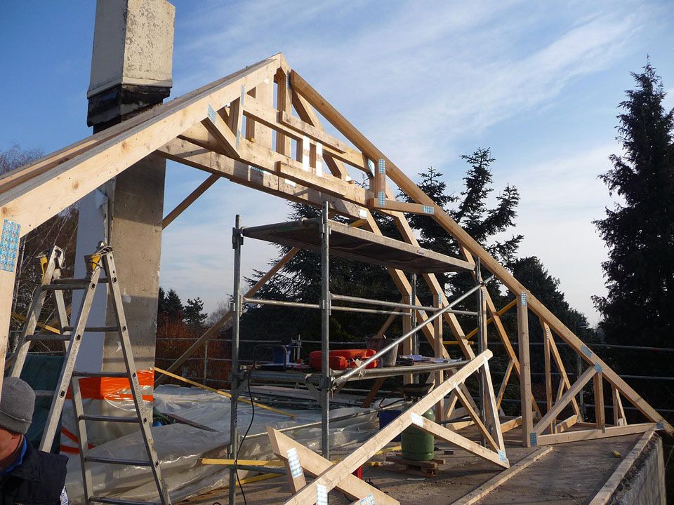 Travaux en cours d'une charpente bois en train d'être installée