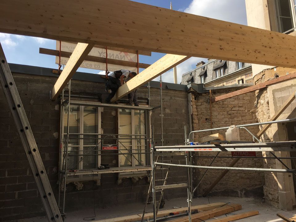 Pose d'une poutre dans une pièce en construction