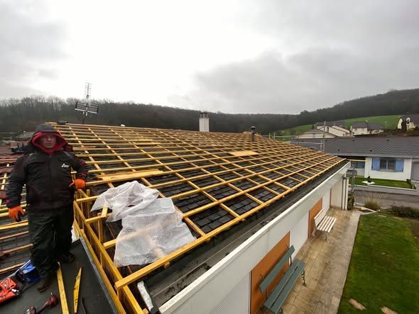 Toiture en travaux avec une charpente légèrement apparente