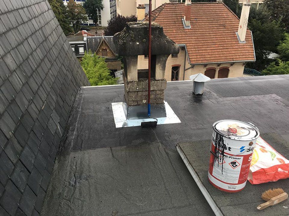 Étanchéification et zinguerie autour d'une cheminée