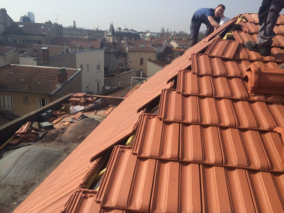 Préparation de l'angle de la toiture sur un chantier en cours