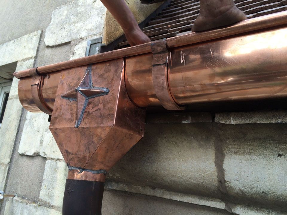 Travail sophistiqué d'une gouttière en zinc