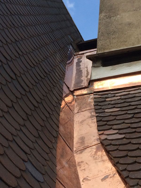 Travaux de zinguerie dans la noue d'une toiture