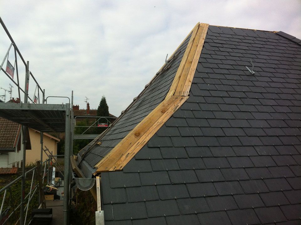 Finitions d'angles de charpente d'une toiture en ardoise avec une forme complexe