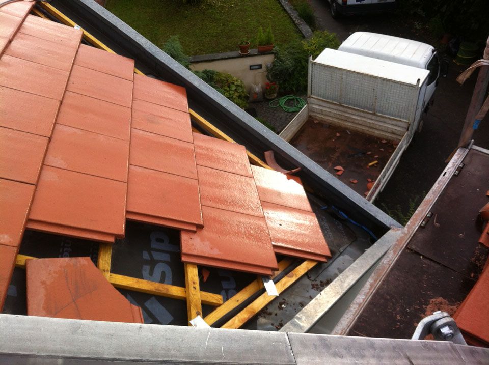 Travail d'une toiture en angle droit