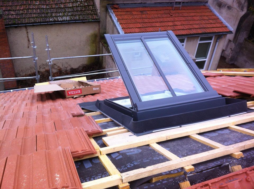 Fenêtre de toit ouverte installée lors de la couverture d'un toit