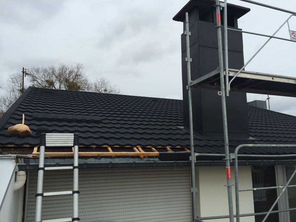 Fin d'un chantier de pose de polytuiles en couverture