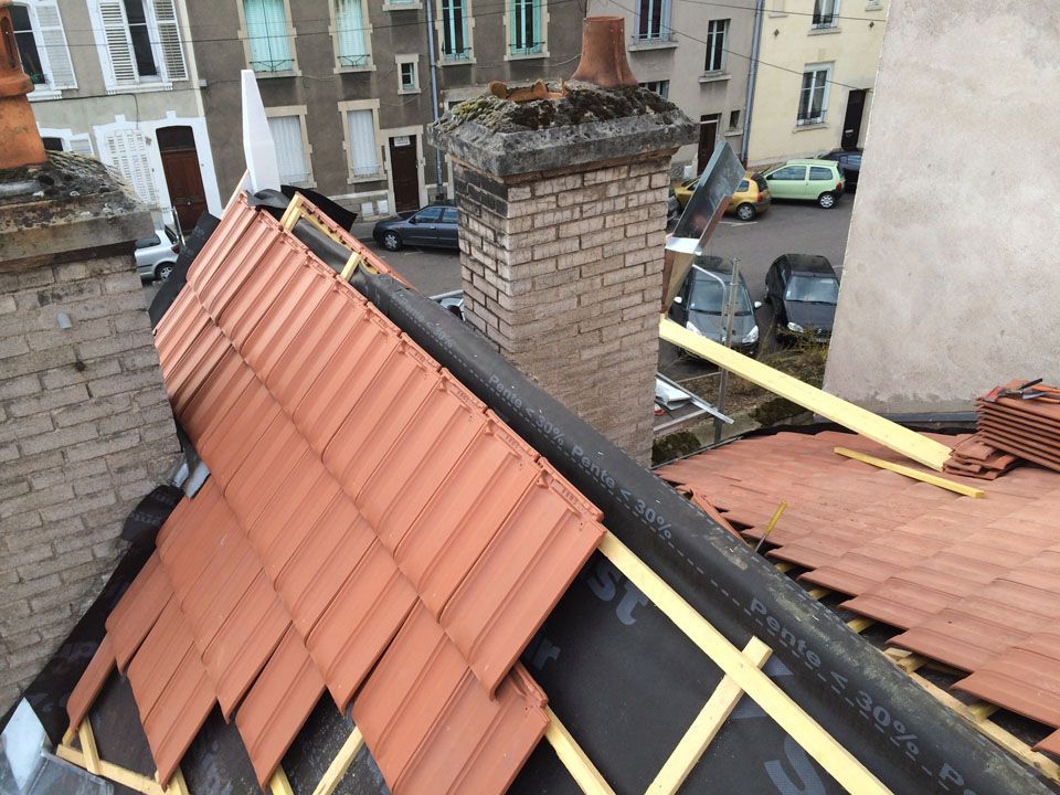 Chantier en cours d'une couverture d'une toiture en T ardoise