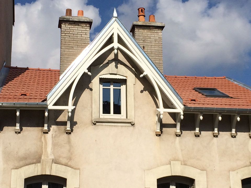 Photo de fin d'une couverture en tuile sur une maison en T