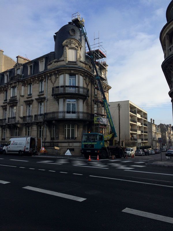 Travaux sur une tour en ardoise avec coupole en ville