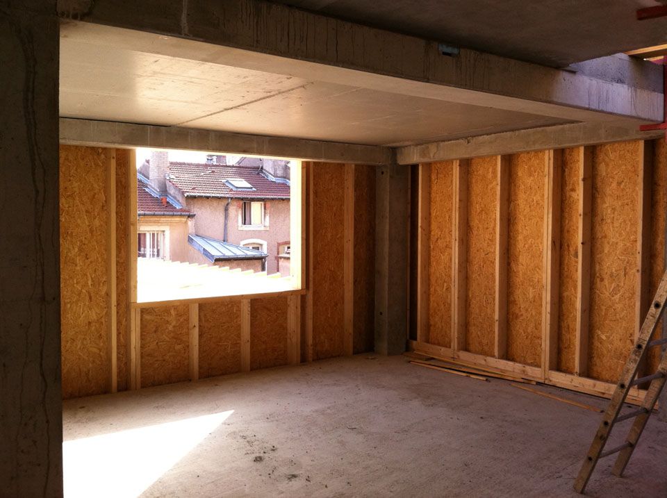 Maison avec une ossature en bois vue de l'intérieur