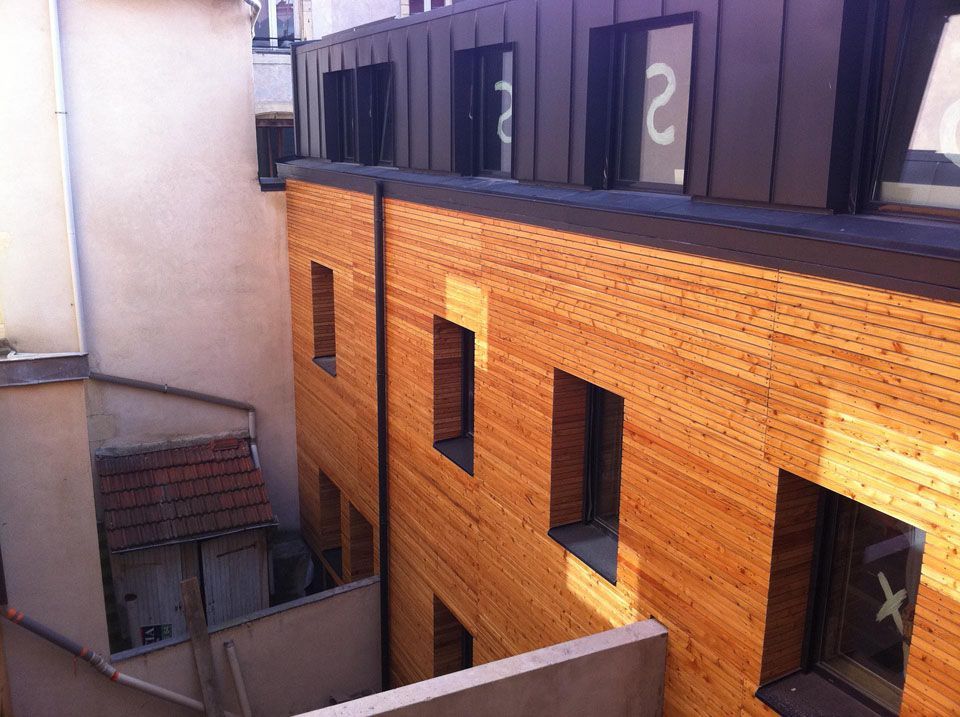 Maison avec une ossature en bois vue de l'extérieur