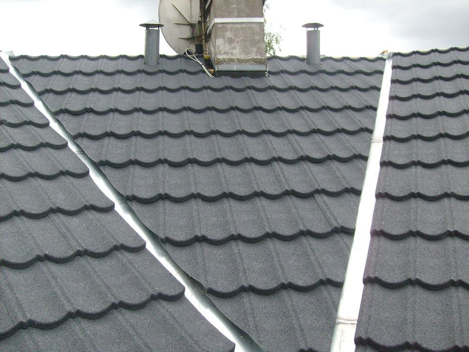 Toiture en polytuiles finie avec travaux de zinguerie