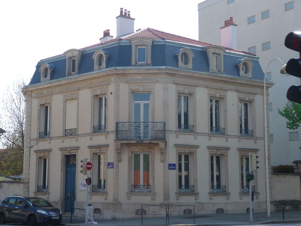 Photo de fin de chantier de toiture ardoise sur un ancien bâtiment en angle