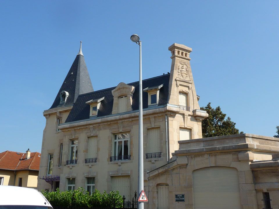 Photo de fin d'un chantier de toiture ardoise d'un bâtiment ancien