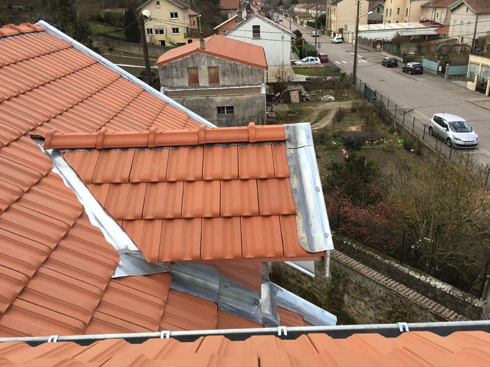 Zinguerie sur une toiture en tuiles 