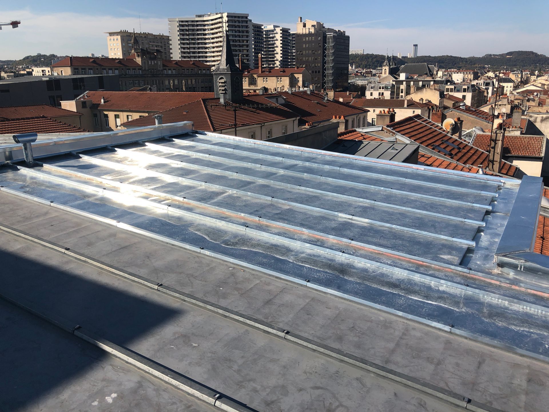 Gouttières posée sur une toiture qui n'est pas encore couverte