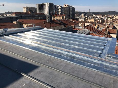 Gouttières posée sur une toiture qui n'est pas encore couverte