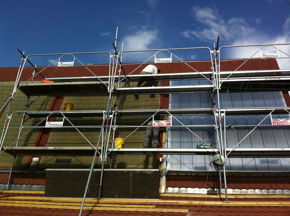 Pose d'une grande verrière sur un mur