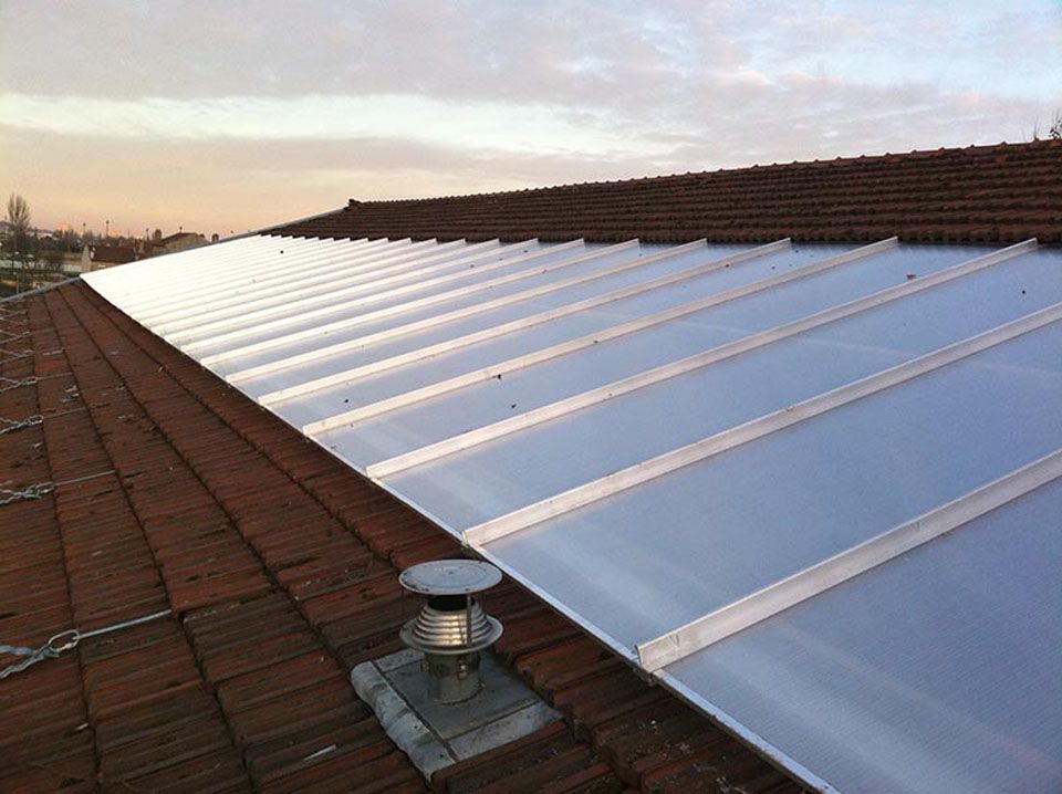 Grande verrière de toit sur un grand bâtiment