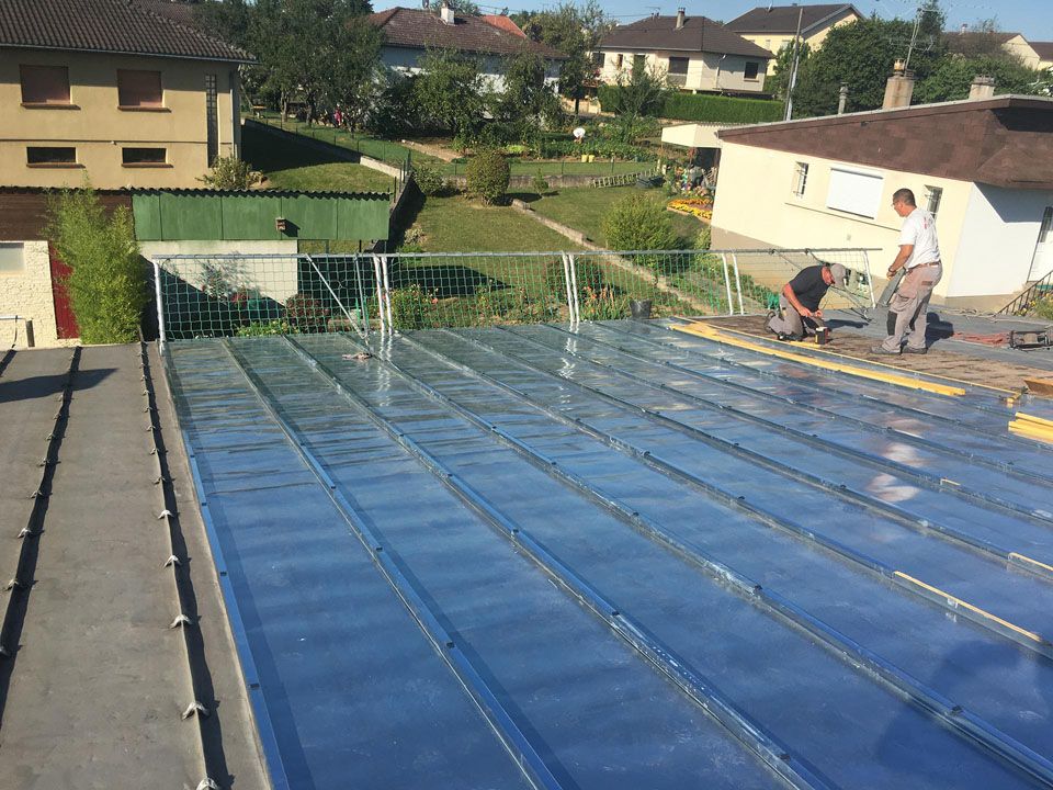 Grand bardage en zinc sur un toit