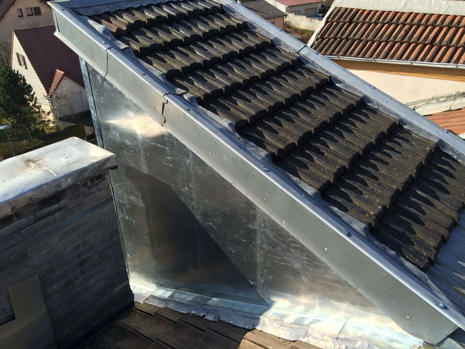 Travaux de zingue latéraux à une toiture en polytuile