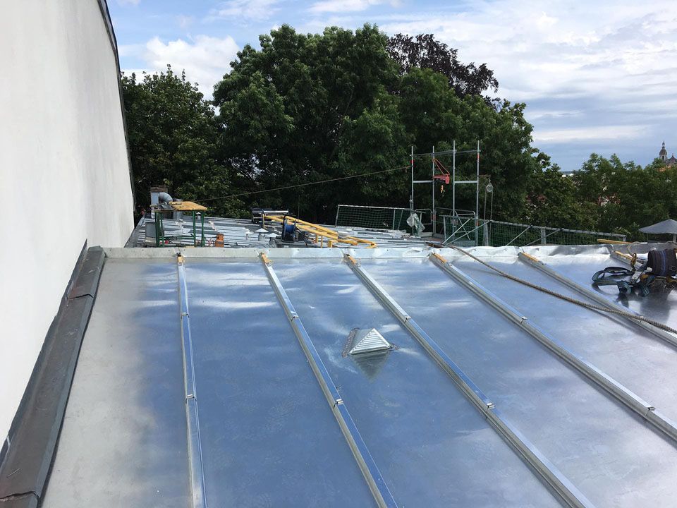 Grand bardage en zinguerie avec des aérations vu sous un autre angle