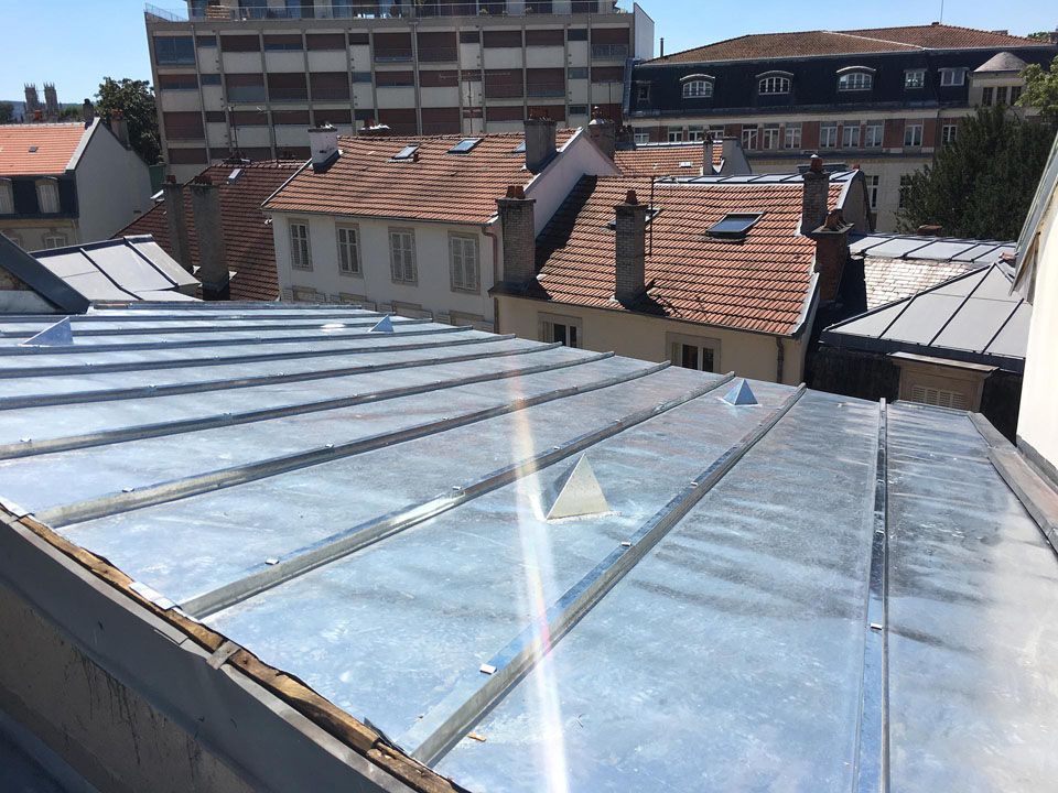 Grand bardage en zinguerie avec des aérations