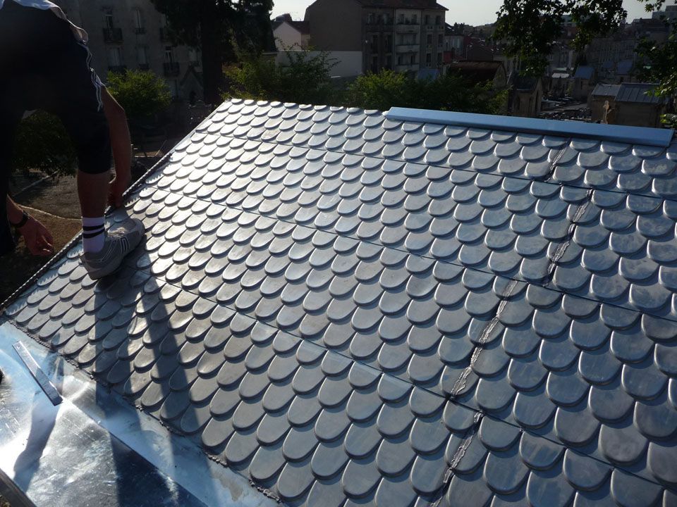 Ouvrier qui montre le résultat de travaux en zinguerie