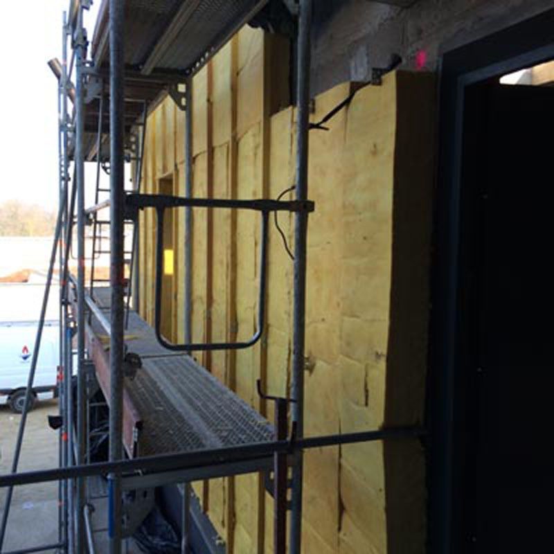 Vue d'un échafaudage sur des travaux d'isolation par l'extérieur