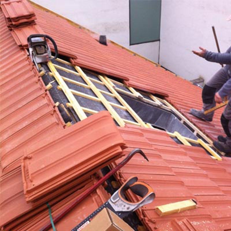 Pose de tuiles sur une toiture