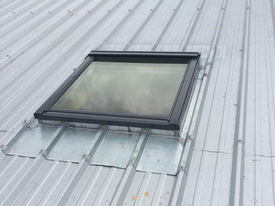 Fenêtre de toit posée sur une zinguerie