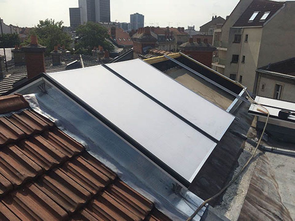 Travaux d'installation de deux fenêtres de toit