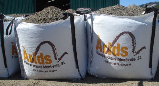 Una pila de bolsas con la palabra axds en ellas