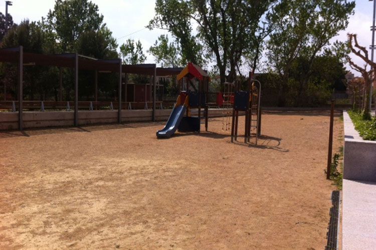 Un parque infantil con un tobogán y una estructura de escalada