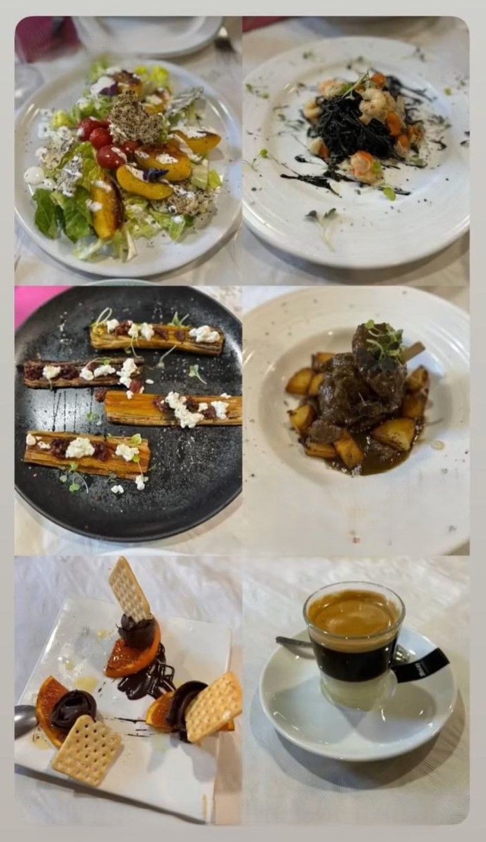 Platos variados y café sobre una mesa, que incluyen ensalada, sushi, curry, postre y espresso.
