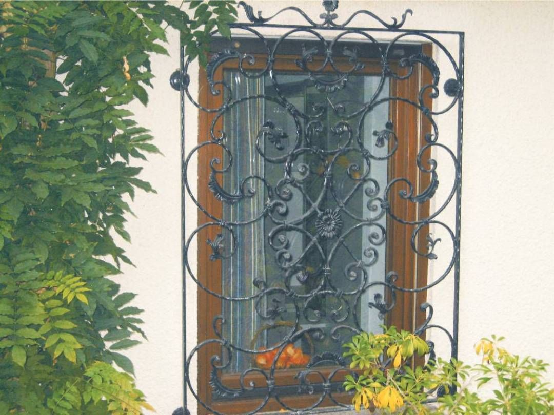 schwarzes Fenstergitter