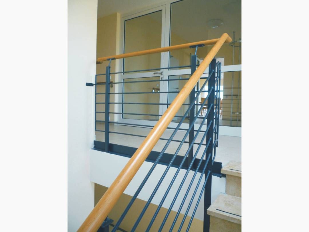 blaues Treppengeländer