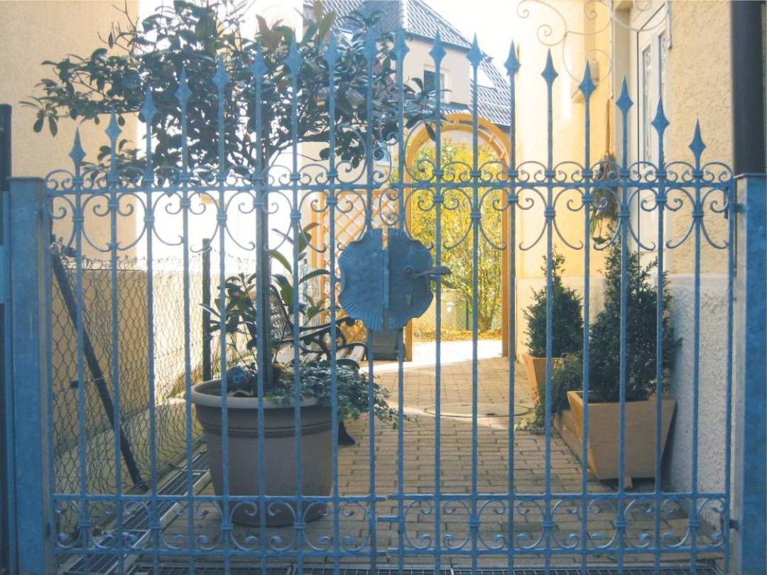 blaues Tor zum Garten