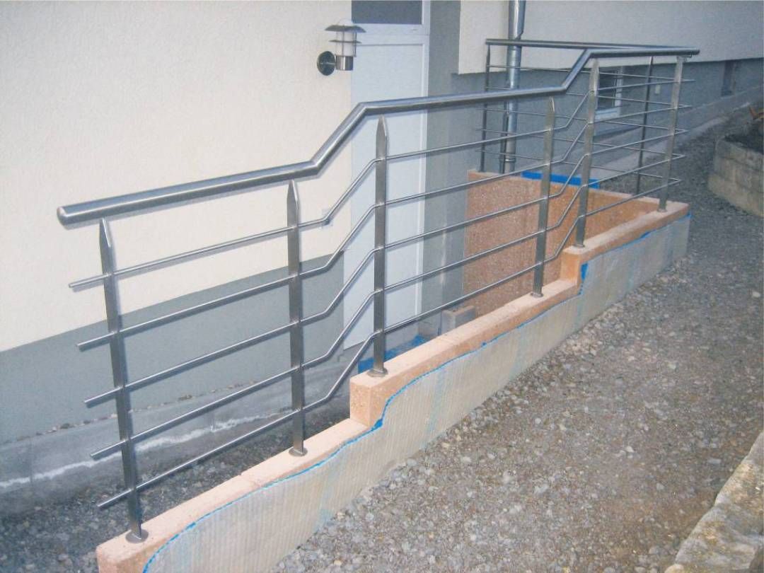 langes Geländer mit Handgriff