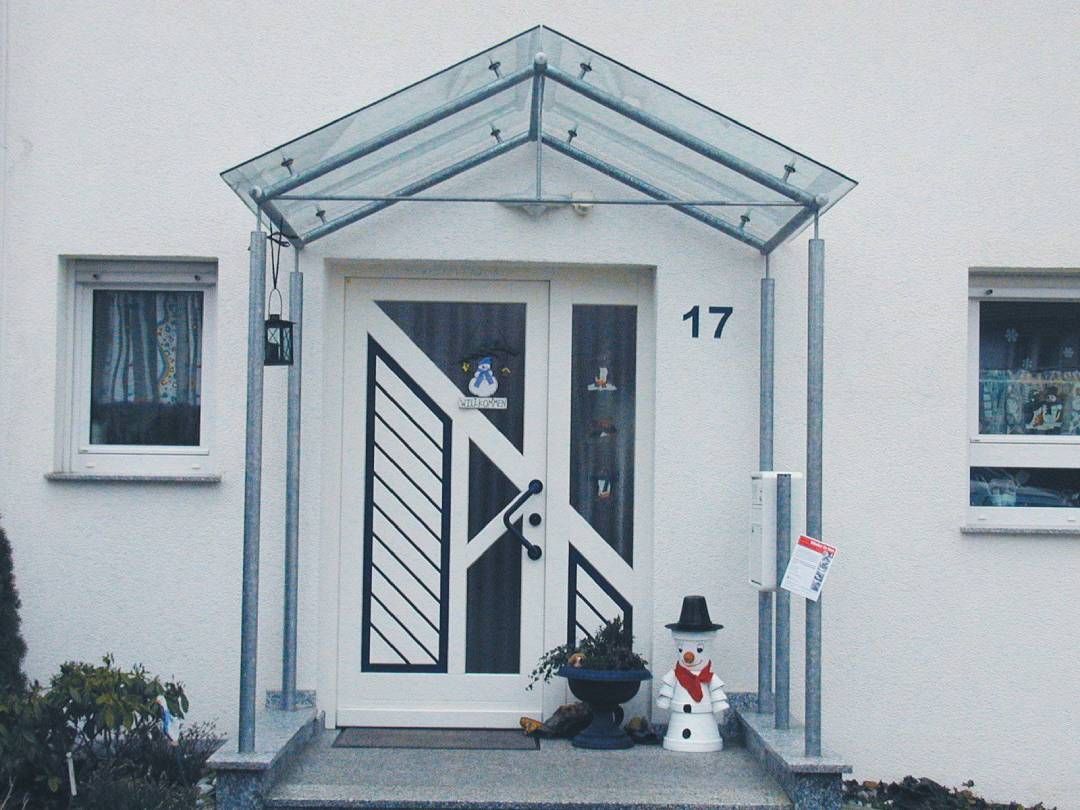 Vordach über einer Haustür