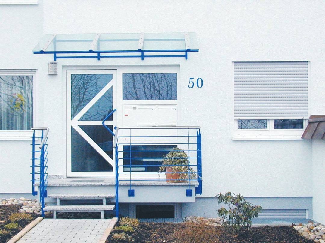 Vordach über einem Eingangsbereich