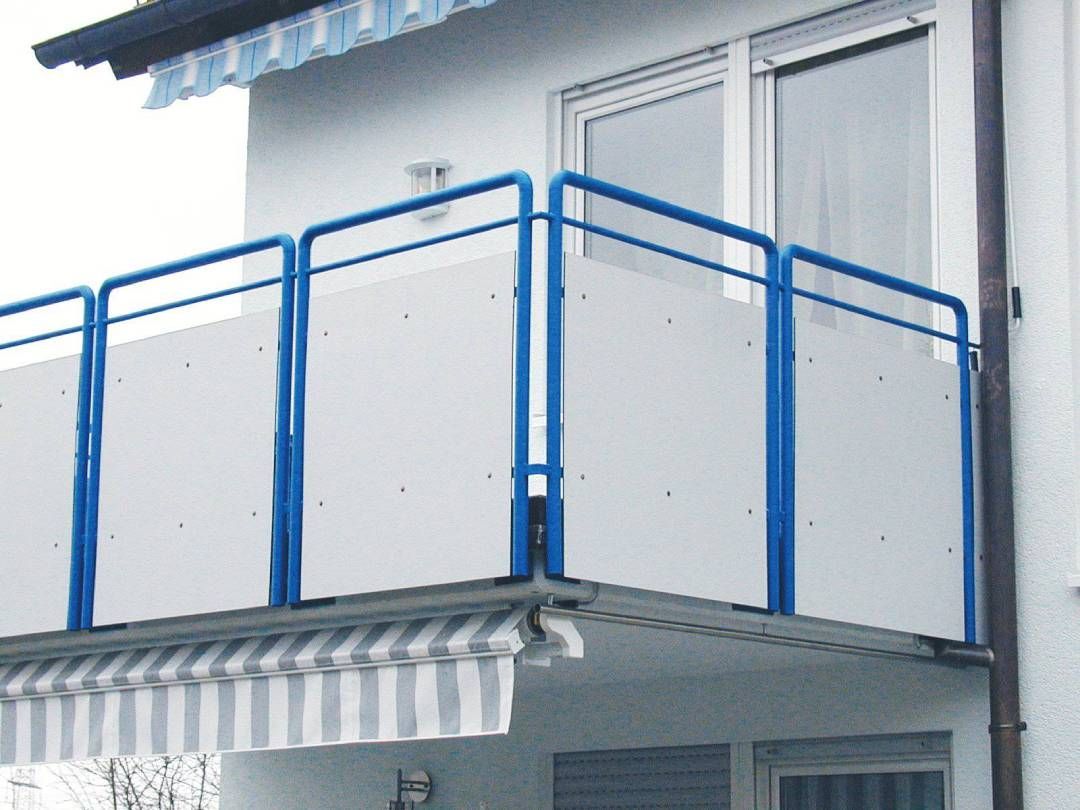 weißer Sichtschutz am Balkon