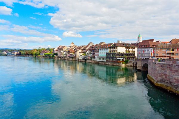 Mitten in einer Stadt gibt es eine Brücke über einen Fluss.
