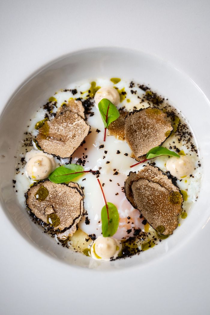 Ovetto inpochette con fonduta di parmigiano e tartufo nero estivo nel menu stagionale del Filettè
