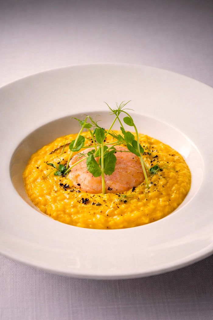 Risotto allo zafferano con tartare di gambero  nel menu estivo del ristorante filettè
